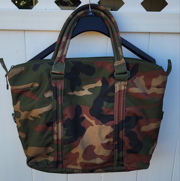 Herschel Strand Duffle Bag w/changing Pad (Camo) - Picture 2 of 4